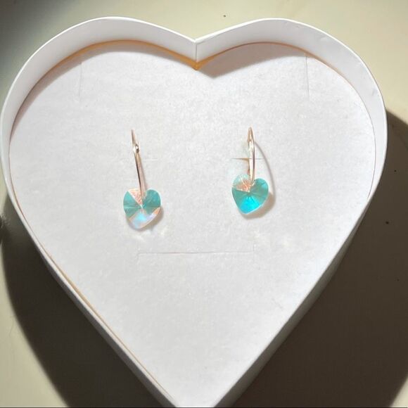 ✨HP✨Gold plated hoops with an iridescent crystal heart - Picture 1 of 4